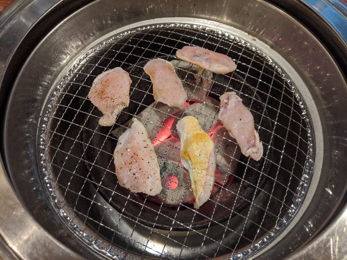 ワニの舌を食べます😋 