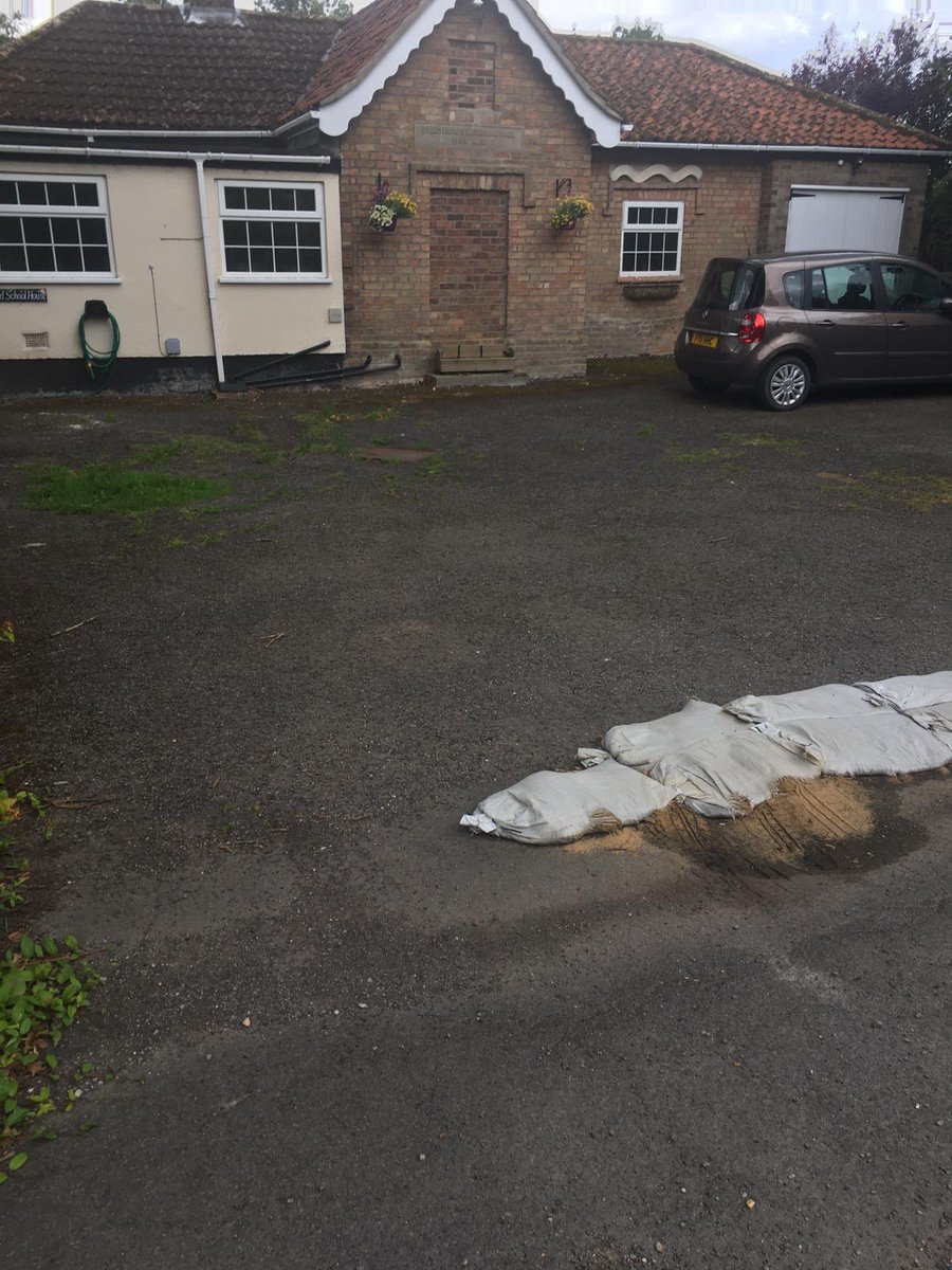 BayparkCons's tweet photo. Driveway completed earlier in the week near Alford. Existing tarmac driveway removed and replaced with woodhall gravel and brindle block edgings. 🤩 https://t.co/gCcJmDHiQ8