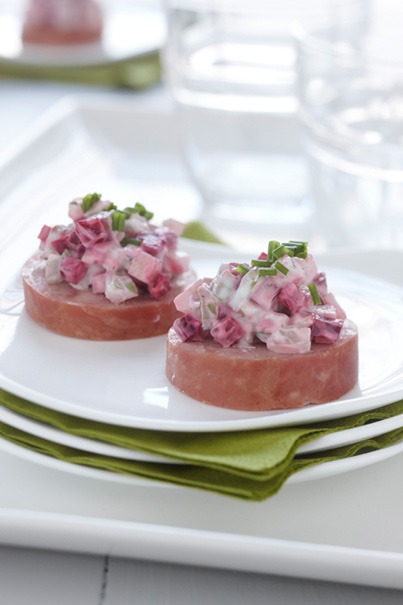 HalendasMeats's tweet photo. Looking for a snack or some finger food for the game? Love Halenda's famous Ham Kobassa?Try @MeatPoultryON's "Kielbasa Canapes." 

Recipe link: https://t.co/RiwVQXC4fQ

#localrecipes #localfood #qualityfood #halendasmeats https://t.co/rQPlETDQOt