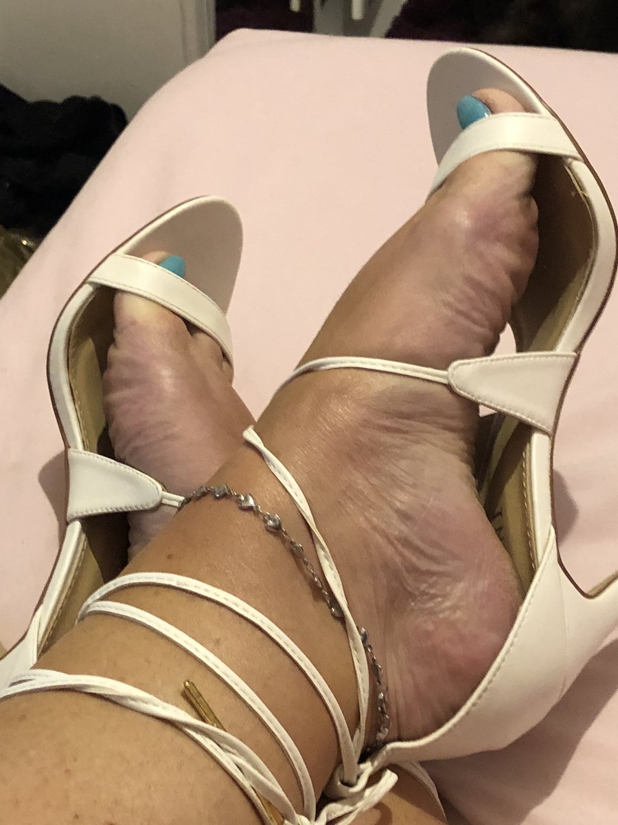 pink1bling's tweet photo. Happy Saturday. Hungry for these #wrinkledsoles #higharch #prettyfeet just ready waiting to be #worshipped @UKPrettyFeet @rt_feet @Underdesklosers #footfetishnation  @RTFeetPromo @BritFootBabes #bbwfeet https://t.co/1BLF5PW5At