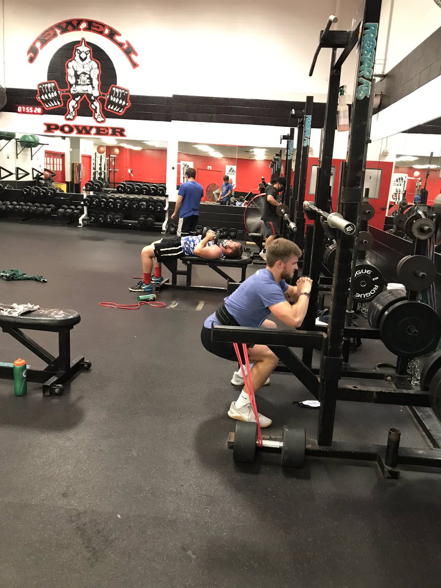 JewellPWLFT's tweet photo. Everyone is about to know what goes on at William Jewell College on Saturday mornings 💪🏼
#defendthenest #saturdaycrew #powerlifting #collegepowerlifting #hspowerlifting #buildthenest https://t.co/BGGel09bSd