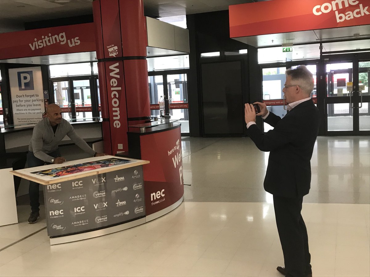 Showing Nck from ⁦<a href="/MooDesignAgency/">Moo Design Agency</a>⁩ from behind the sciences ⁦<a href="/thenec/">The NEC</a>⁩ with Paul Thandi CBE DL - ⁦<a href="/4Charity_art/">art4charity</a>⁩  - Thanks Nick your support and Brand deism and support has been inspirational 🙏