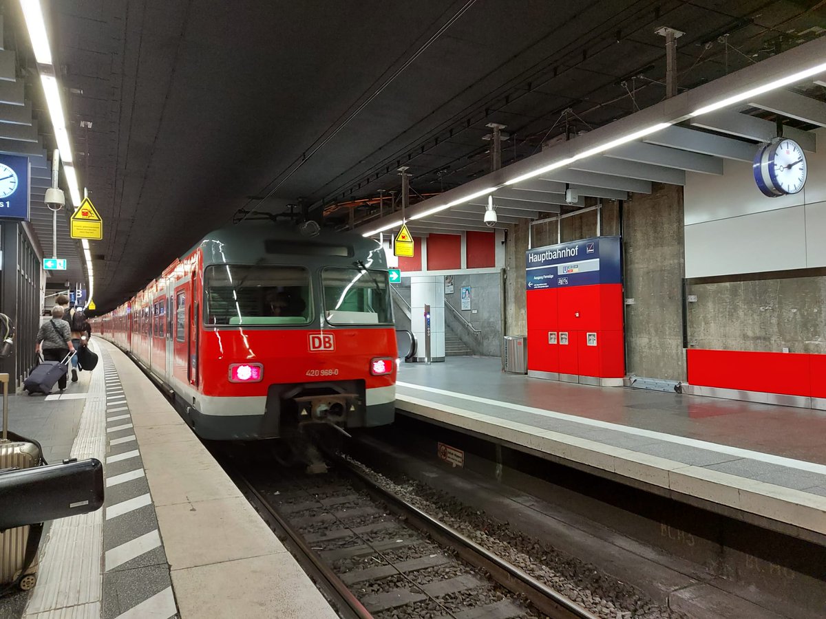 El túnel que creua la ciutat i agrupa totes les línies, inaugurat al 1972, arriba al límit de 30 trens per hora i sentit en hora punta. Amb velocitat màxima de 80 km/h, ERTMS i LZB. Un dels túnels ferroviaris en conducció no automatitzada més saturats d'Europa!