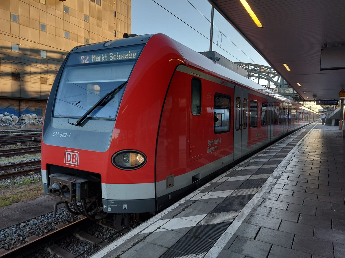 El S-Bahn és un servei similar a FGC (en realitat la "còpia" real és en sentit invers, donaria per un altre fil), amb freqüències cadenciades de 20 minuts constants tots els dies de l'any, que serveix totes les "branques" radials on es distribueix la població.