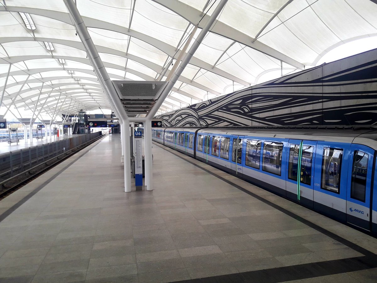 L'U-Bahn fa la funció de connectar aquelles zones dins de la ciutat amb una forta demanda, però sense tren. La distància mitjana entre estacions (948 metres) és bastant superior a Barcelona, amb el que s'aconsegueix fluidesa i temps de trajecte molt favorables.