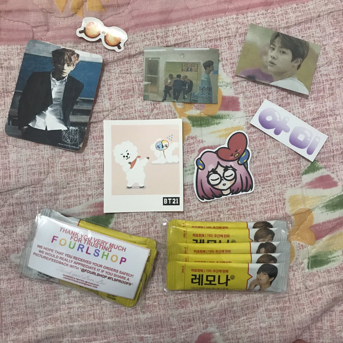 KimLuis_JP's tweet photo. Thank you @fourlshop daming freebies 💜💜💜
#BTSLemona https://t.co/vXRHyHYkWj