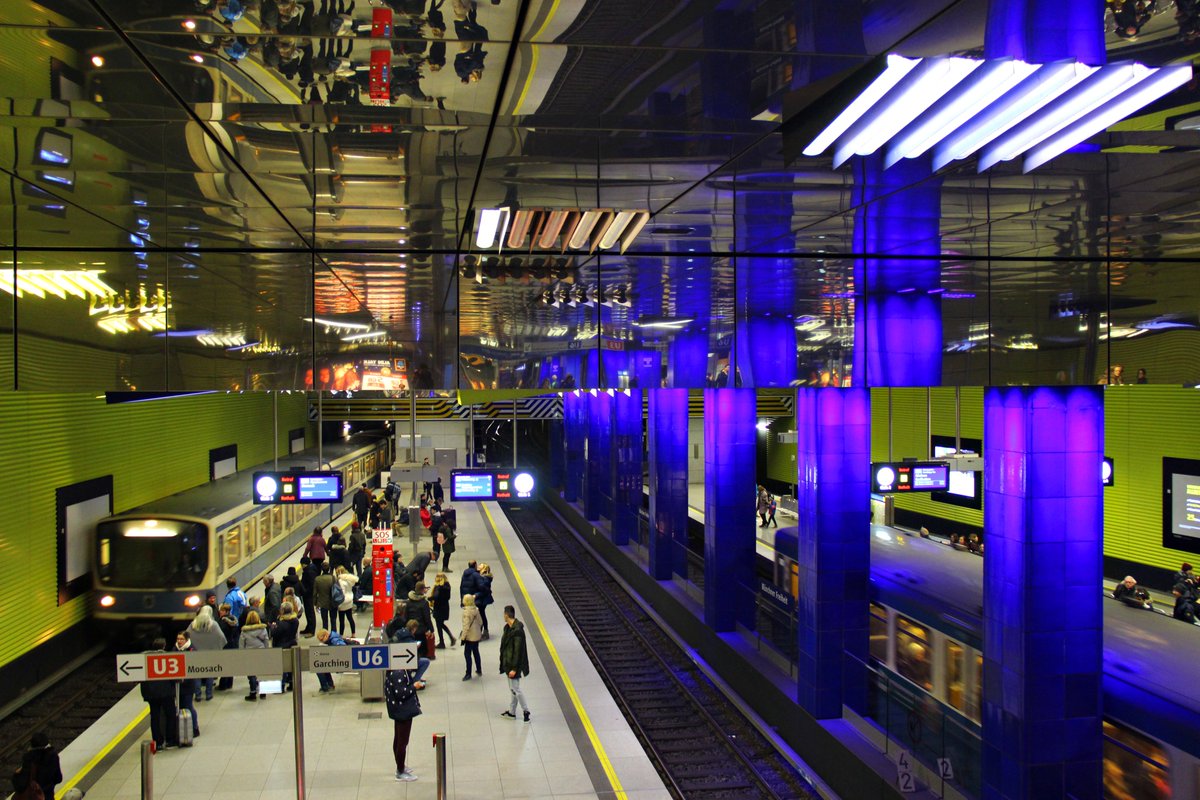 L'entramat de vies subterrànies, amb molts salts de moltó i trams comuns entre línies, permet serveis molt flexibles, amb serveis de reforç en hora punta o serveis parcials. Al final, s'aconsegueixen freqüències de 2,5 o 5 minuts, segons el tram (10 minuts en cap de setmana).