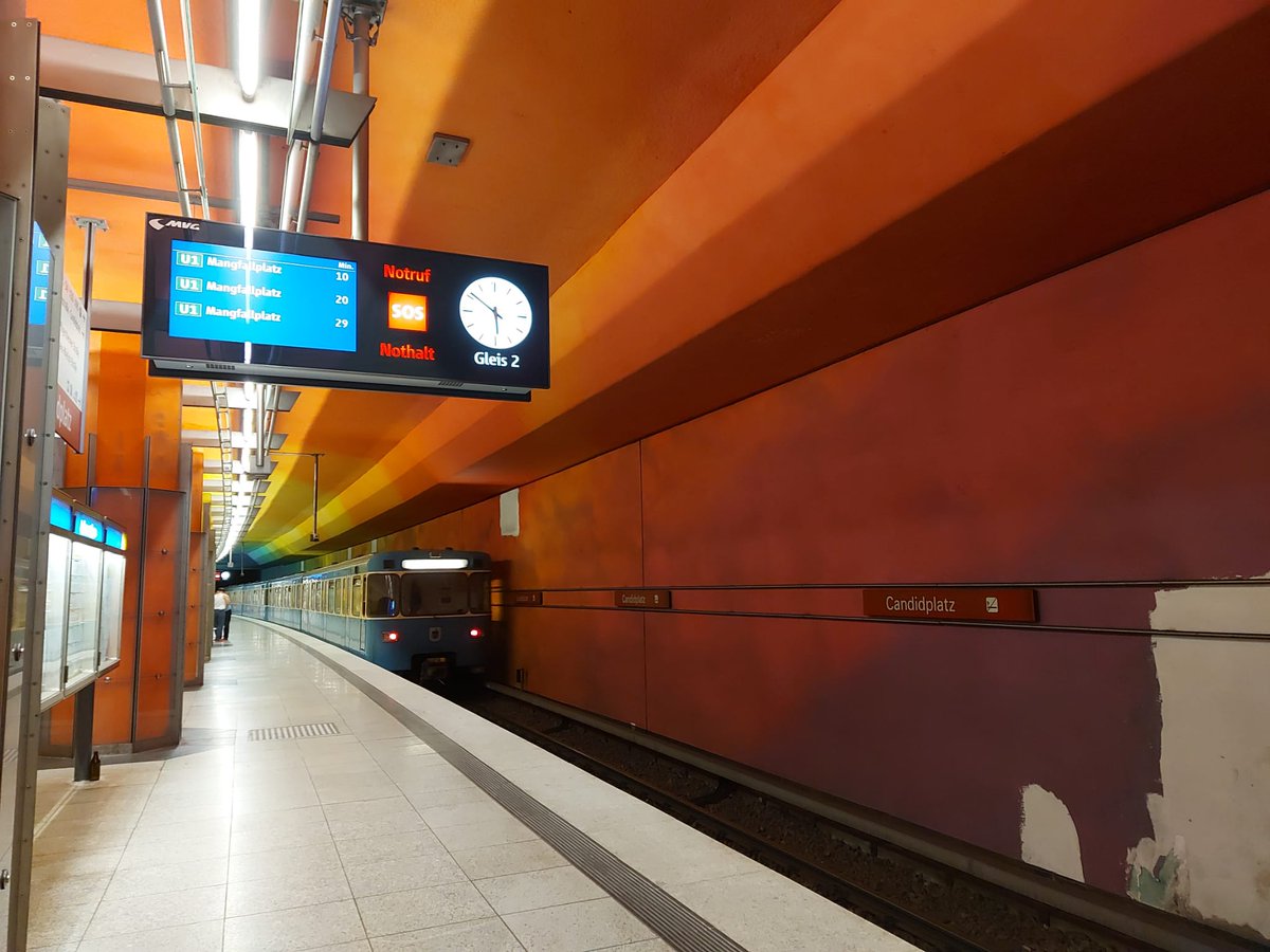 L'entramat de vies subterrànies, amb molts salts de moltó i trams comuns entre línies, permet serveis molt flexibles, amb serveis de reforç en hora punta o serveis parcials. Al final, s'aconsegueixen freqüències de 2,5 o 5 minuts, segons el tram (10 minuts en cap de setmana).