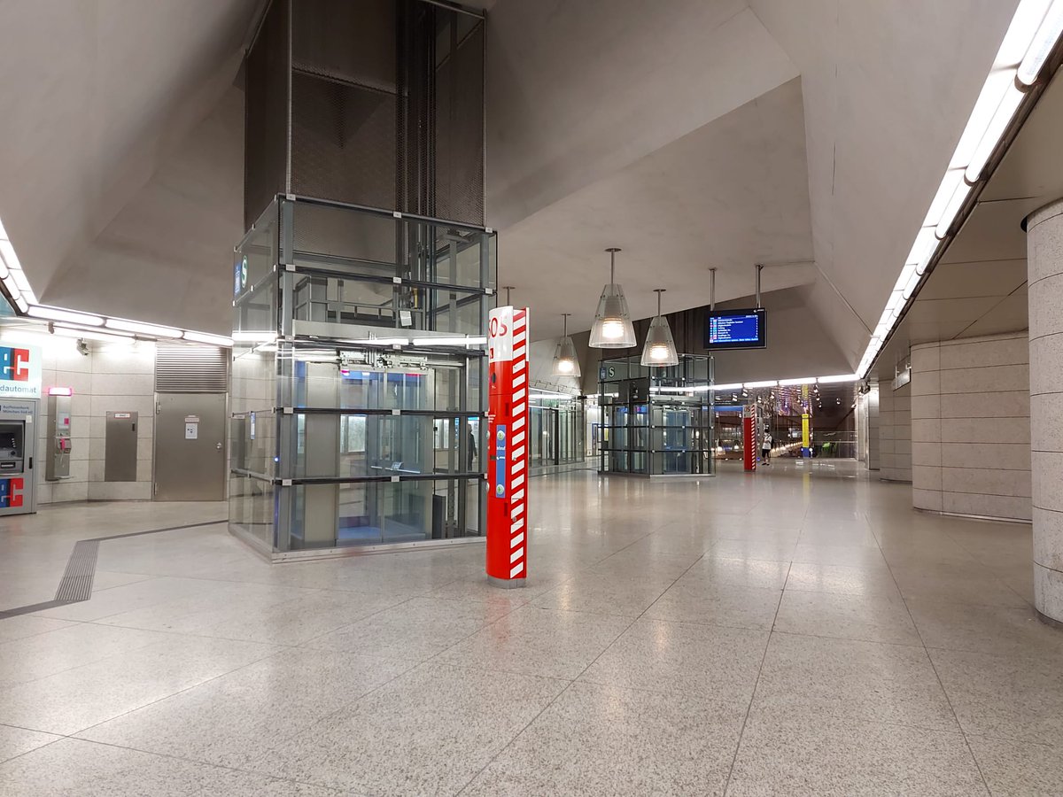 ESTACIONS: Totes les estacions de tren i metro estan dissenyades per ser funcionals, fàcils d'accedir, austeres però modernes. Amb transbords senzills i totes les indicacions necessàries en els accessos, també pels busos i trams que enllacin.