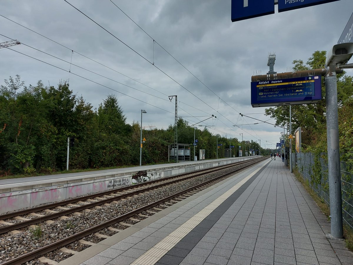 ESTACIONS: Totes les estacions de tren i metro estan dissenyades per ser funcionals, fàcils d'accedir, austeres però modernes. Amb transbords senzills i totes les indicacions necessàries en els accessos, també pels busos i trams que enllacin.