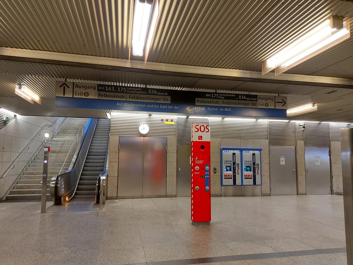 ESTACIONS: Totes les estacions de tren i metro estan dissenyades per ser funcionals, fàcils d'accedir, austeres però modernes. Amb transbords senzills i totes les indicacions necessàries en els accessos, també pels busos i trams que enllacin.