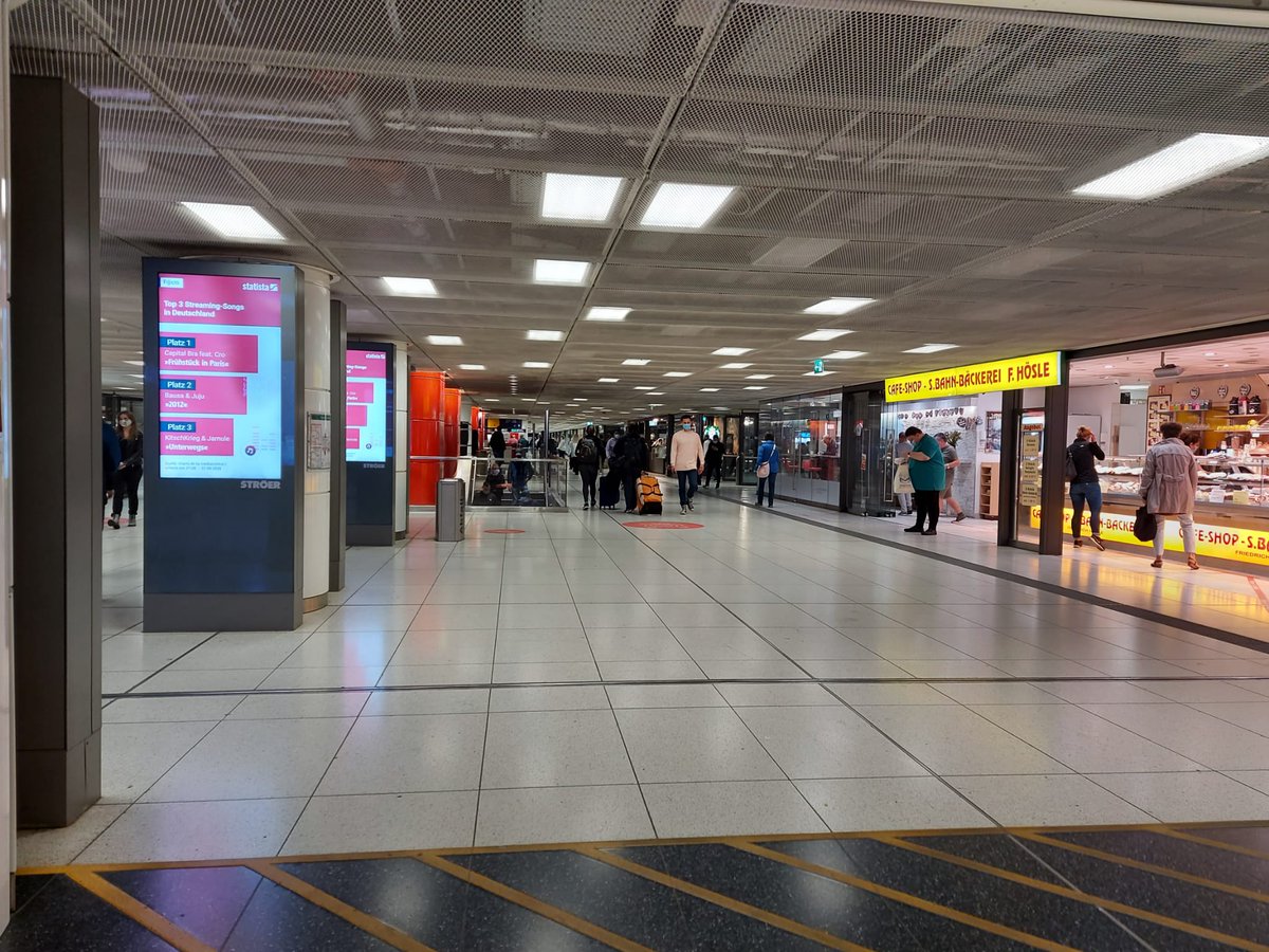 Per exemple, l'estació central (Hauptbahnhof), amb diverses "estacions" diferents dins mateix.