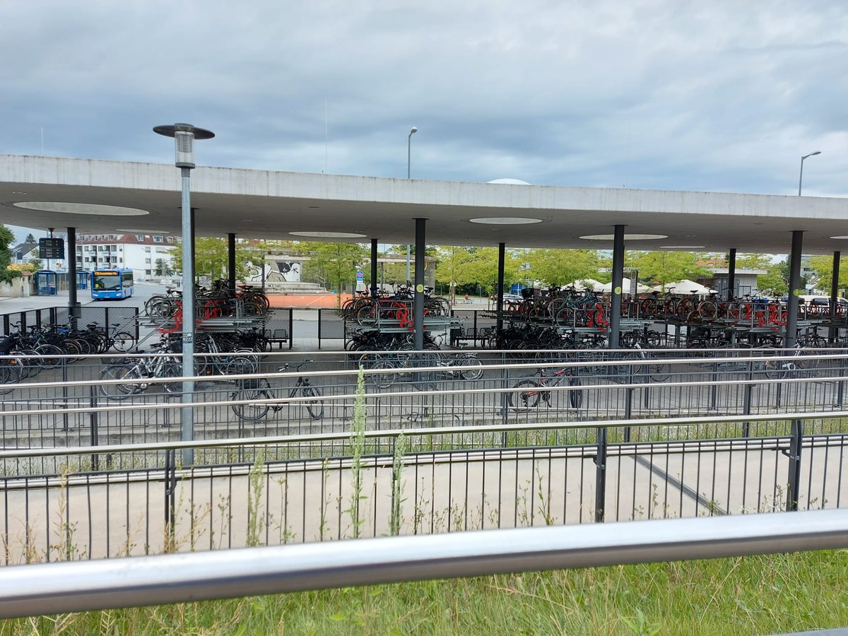 Però també són fonamentals aquells intercanviadors situats a les afores, amb connexió directa a tota la ciutat, que es complementen amb grans aparcaments P+R i per bicicletes, així com amb l'extensa xarxa de busos a les zones properes sense tren.