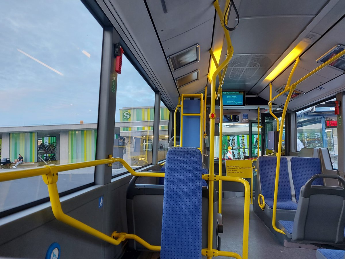 Però també són fonamentals aquells intercanviadors situats a les afores, amb connexió directa a tota la ciutat, que es complementen amb grans aparcaments P+R i per bicicletes, així com amb l'extensa xarxa de busos a les zones properes sense tren.