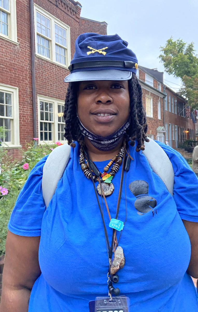 a community member is passing out little union soldier caps to folks here to watch the statue come down (modeled here by  @MarleyNichelle, who is taking some great photos!)