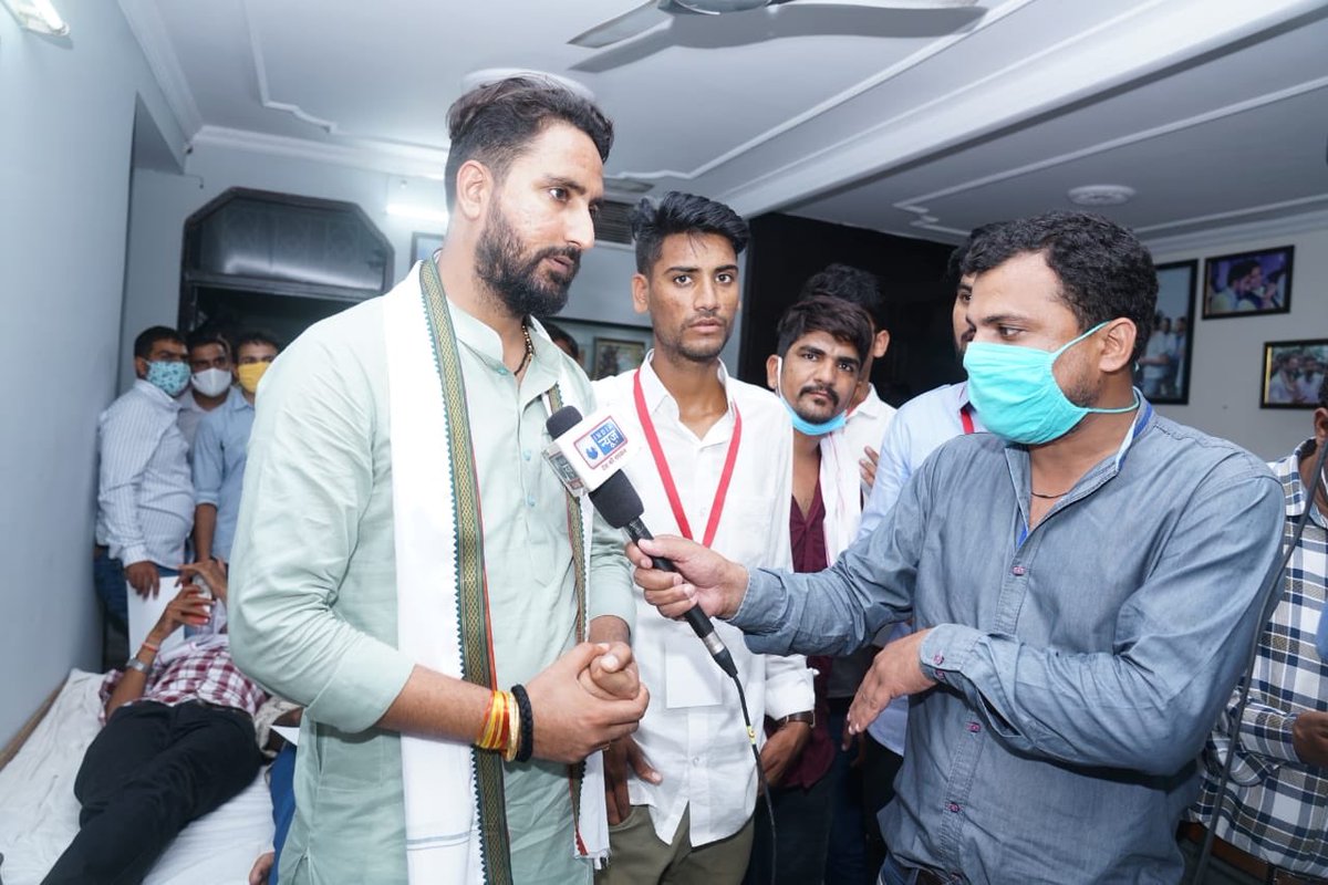 AnilChopra_'s tweet photo. ज़ुल्म के ख़िलाफ़ आँखें खोलेगा कौन ओर हम भी चुप हो गई तो फिर छात्रों की बोलेगा कौन ।।
#Rahul_Ji_Help_Raj_Students https://t.co/nDZdZlsJw5