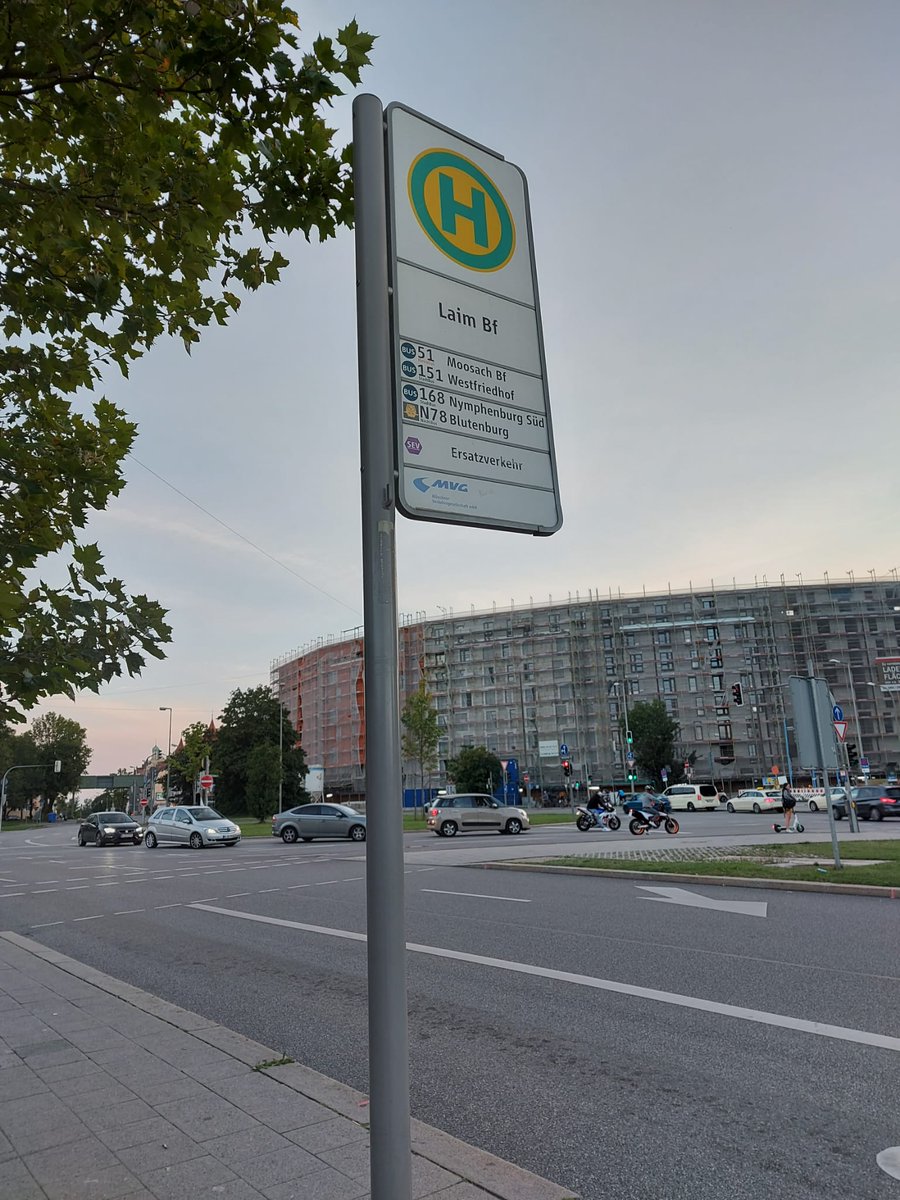Per cert, un dels detalls de senyalització que crida sempre l'atenció és aquest hexagon lila "SEV" (Schienenersatzverkehr). Si s'ha d'anar en bus per obres o avaria, ja està assignat el lloc habilitat de parada a totes les estacions.