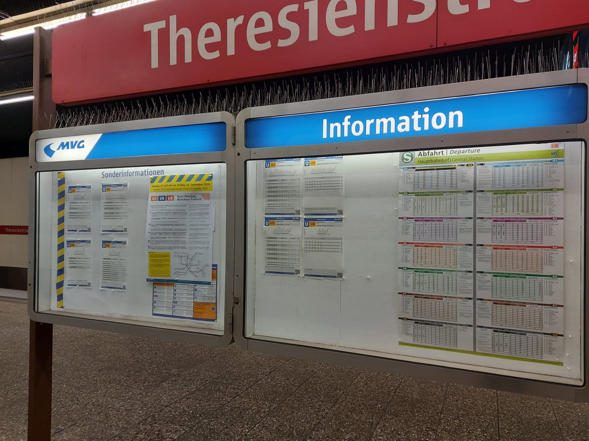 Podem entrar en altres detalls una mica menors, com que moltes escales mecàniques són reversibles; que el 100% de les estacions de metro són accessibles; o aquests grans panells a totes les estacions amb tots els horaris detallats, ja que totes les línies funcionen per horari!