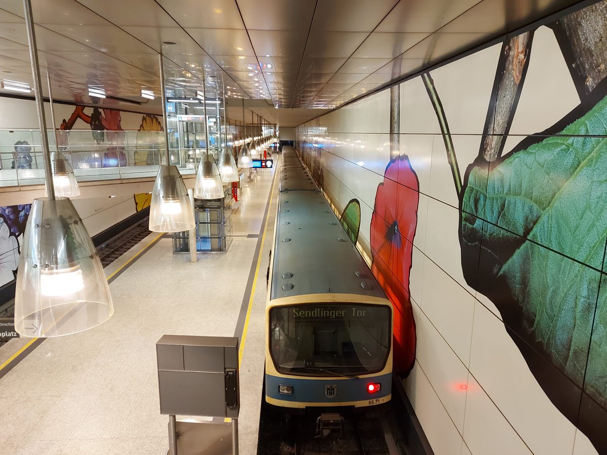 Podem entrar en altres detalls una mica menors, com que moltes escales mecàniques són reversibles; que el 100% de les estacions de metro són accessibles; o aquests grans panells a totes les estacions amb tots els horaris detallats, ja que totes les línies funcionen per horari!