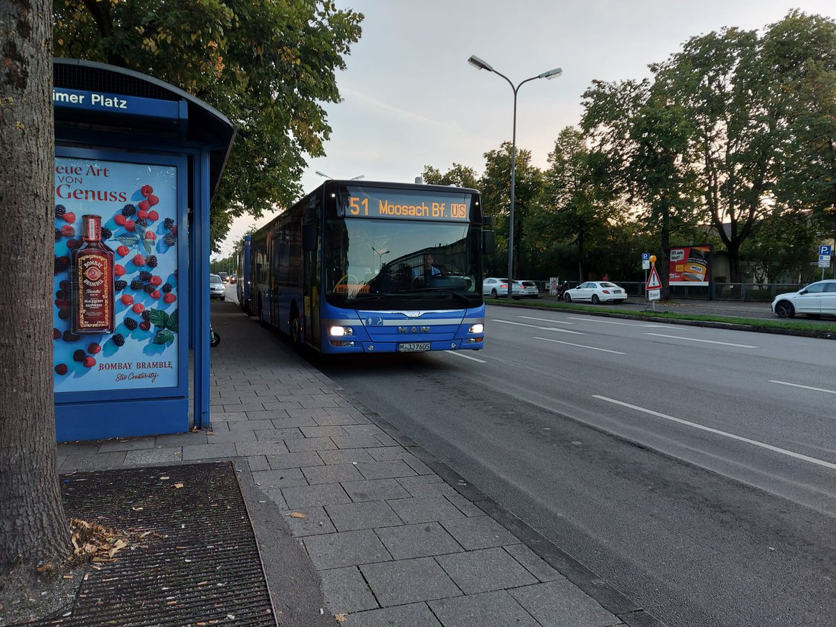 La xarxa de busos és fàcil d'entendre:-ExpressBus (Xxx): línies realment exprés, pels corredors amb més demanda sense alternativa ràpida, cada 20' tot el servei els laborables.-MetroBus (dues xifres): connecten els principals punts de la ciutat, cada 10' tots els dies de l'any.