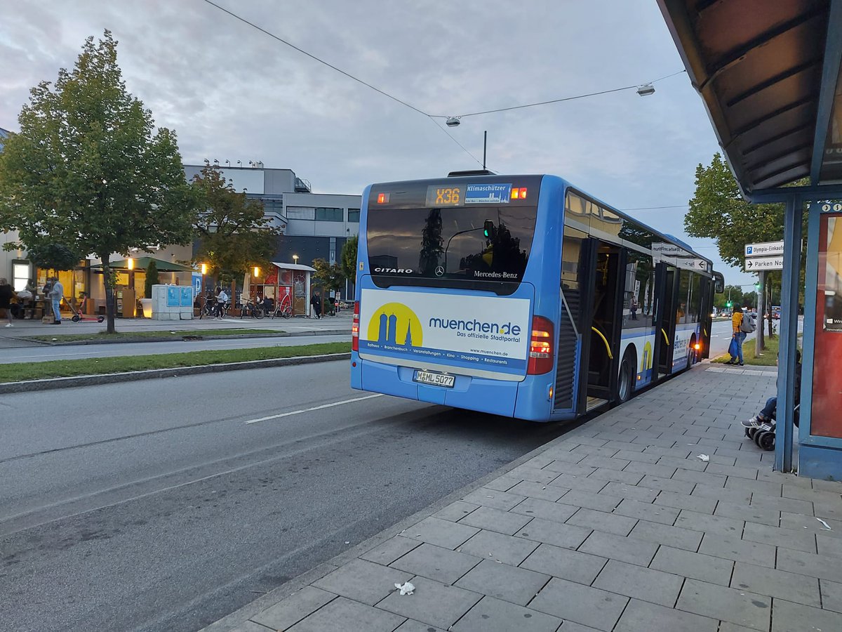 La xarxa de busos és fàcil d'entendre:-ExpressBus (Xxx): línies realment exprés, pels corredors amb més demanda sense alternativa ràpida, cada 20' tot el servei els laborables.-MetroBus (dues xifres): connecten els principals punts de la ciutat, cada 10' tots els dies de l'any.
