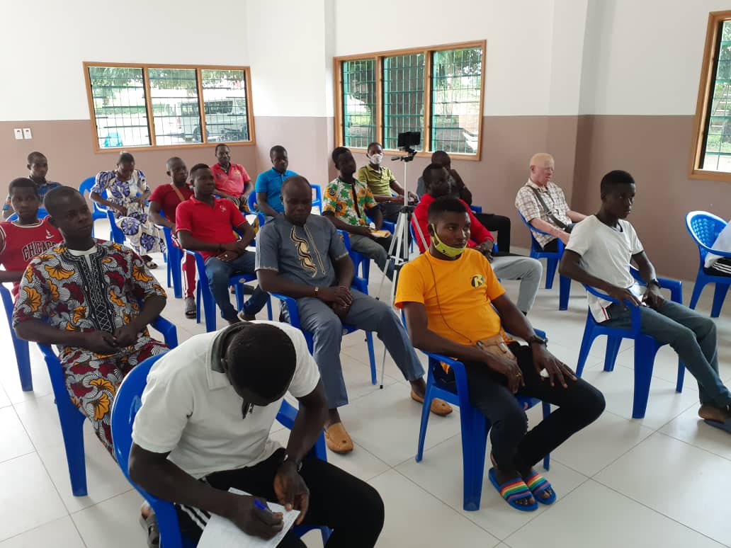 MyWayNetwork1's tweet photo. Étape 4 caravane Je m'engage.
Nous sommes bien installés à la mairie de Fronan. Les échanges avec les populations sont en cours...
#MyWayNetwork #USembassy #yaasProject #JeMengage https://t.co/hRRcgUaeCG