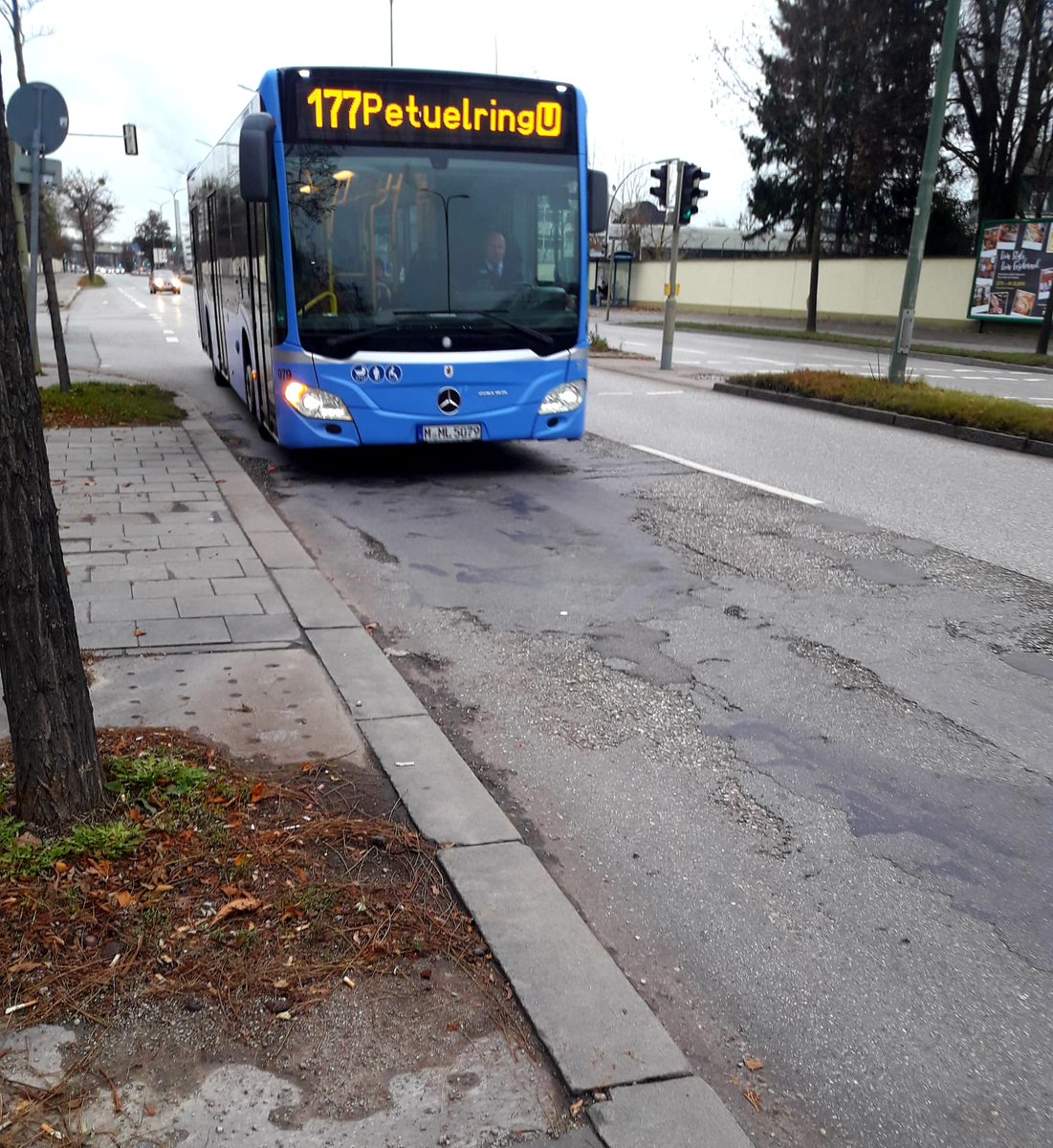 -CityRing (58 i 68): dues línies circulars a la ciutat, també cada 10 minuts tot l'any.-StadtBus (tres xifres): busos de proximitat dins de cada districte de la ciutat, cada 20 minuts tots els dies excepte festius a 40.