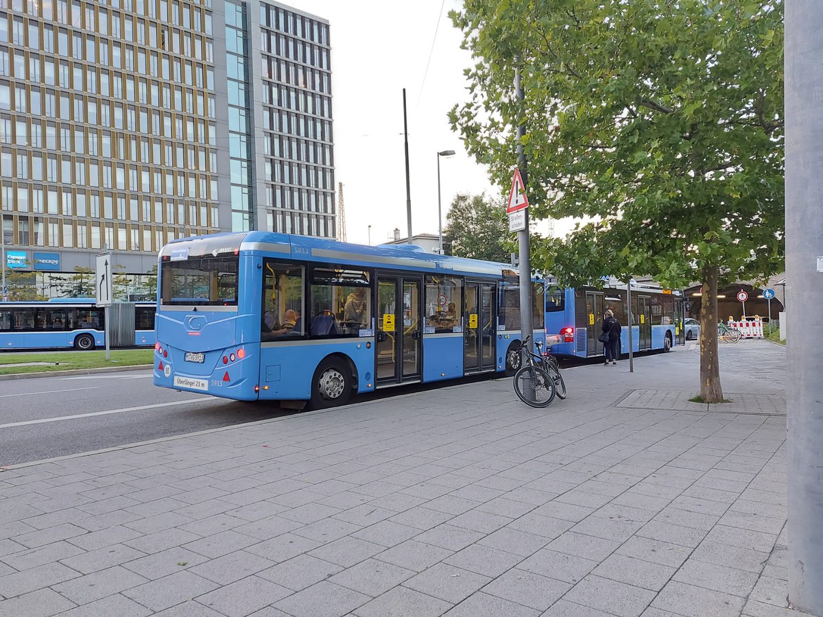 -CityRing (58 i 68): dues línies circulars a la ciutat, també cada 10 minuts tot l'any.-StadtBus (tres xifres): busos de proximitat dins de cada districte de la ciutat, cada 20 minuts tots els dies excepte festius a 40.