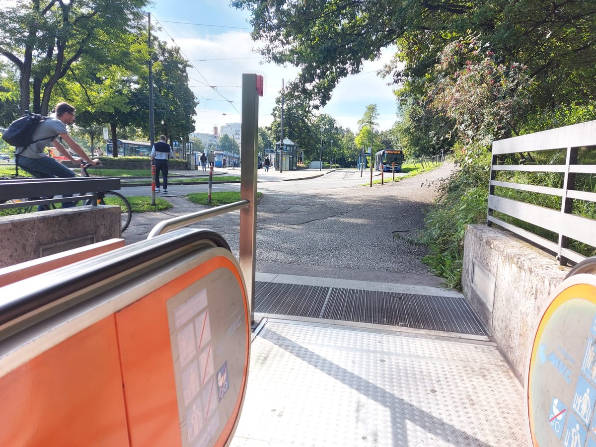 A més, totes les parades de bus amb enllaç a metro o tren estan estratègicament ubicades per garantir el transbord més ràpid possible, ja que són l'última baula de la cadena de transport. Moltes vegades ni has de creuar de vorera, i te les trobes a la mateixa sortida.