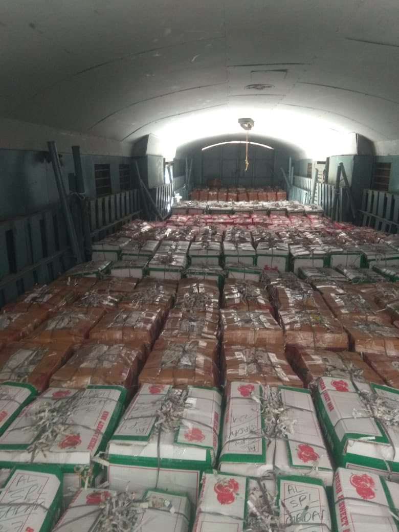 PiyushGoyal's tweet image. सस्ते, सुलभ व तेज परिवहन के माध्यम से महाराष्ट्र के अनार की उपज को उत्तर भारत तक पहुंचाने वाली किसान रेल सभी किसानों के जीवन में नई आशा और अवसर लेकर आई है।

PM @NarendraModi जी के किसानों की आय दोगुना करने के लक्ष्य की दिशा में यह एक महत्वपूर्ण कदम है। #MoveItLikeRailways