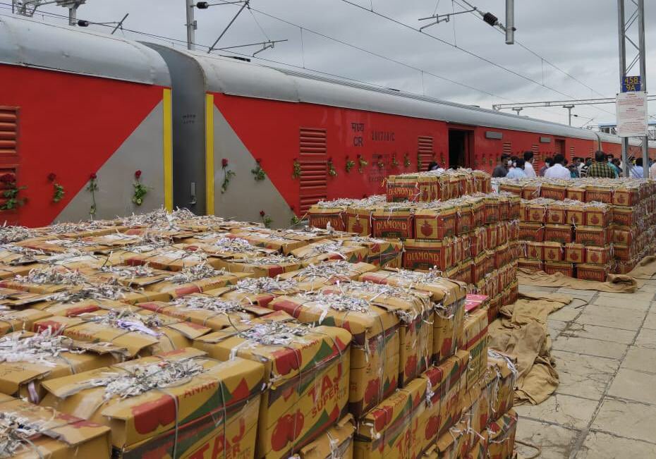 PiyushGoyal's tweet image. सस्ते, सुलभ व तेज परिवहन के माध्यम से महाराष्ट्र के अनार की उपज को उत्तर भारत तक पहुंचाने वाली किसान रेल सभी किसानों के जीवन में नई आशा और अवसर लेकर आई है।

PM @NarendraModi जी के किसानों की आय दोगुना करने के लक्ष्य की दिशा में यह एक महत्वपूर्ण कदम है। #MoveItLikeRailways