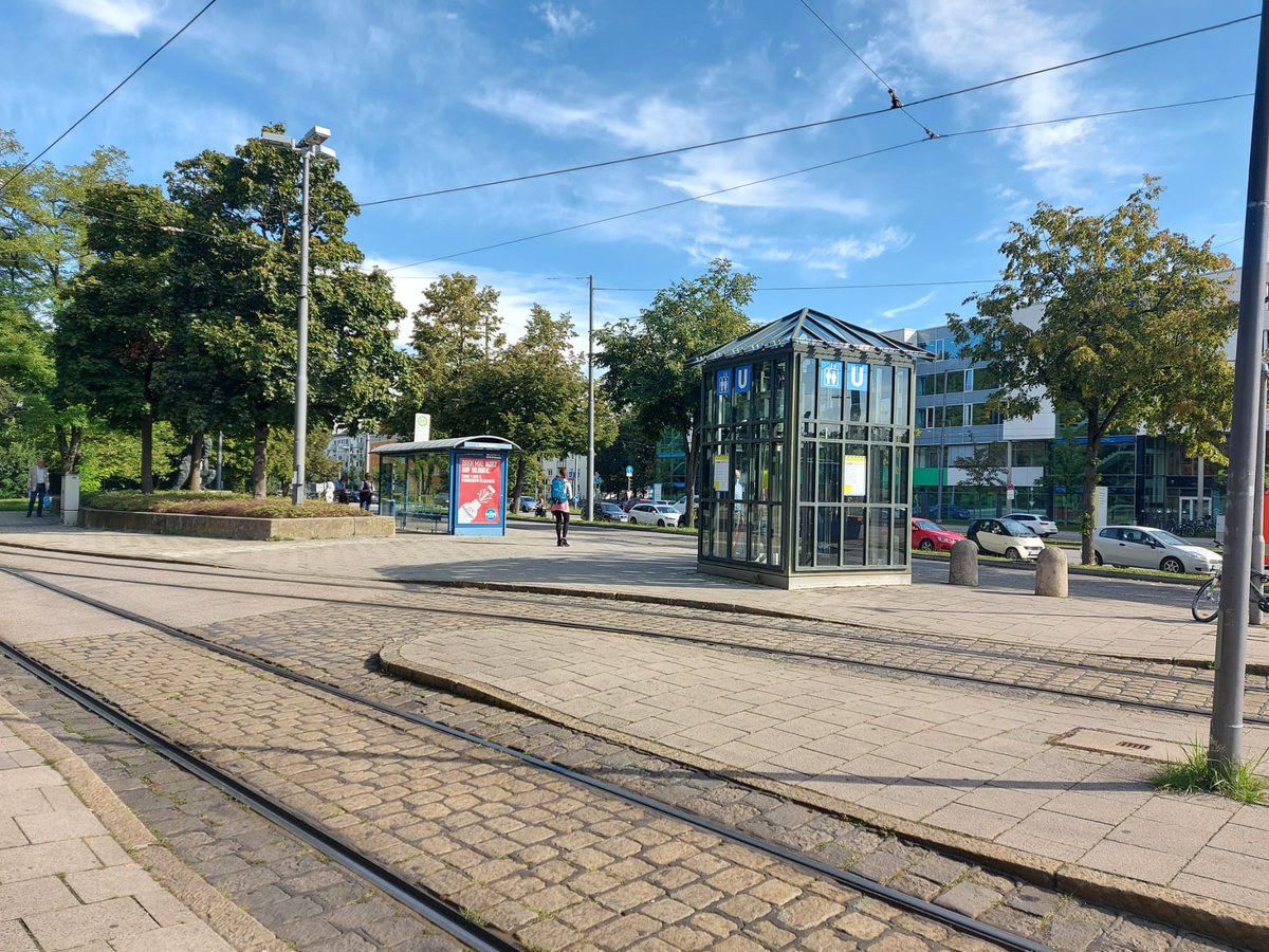 A més, totes les parades de bus amb enllaç a metro o tren estan estratègicament ubicades per garantir el transbord més ràpid possible, ja que són l'última baula de la cadena de transport. Moltes vegades ni has de creuar de vorera, i te les trobes a la mateixa sortida.