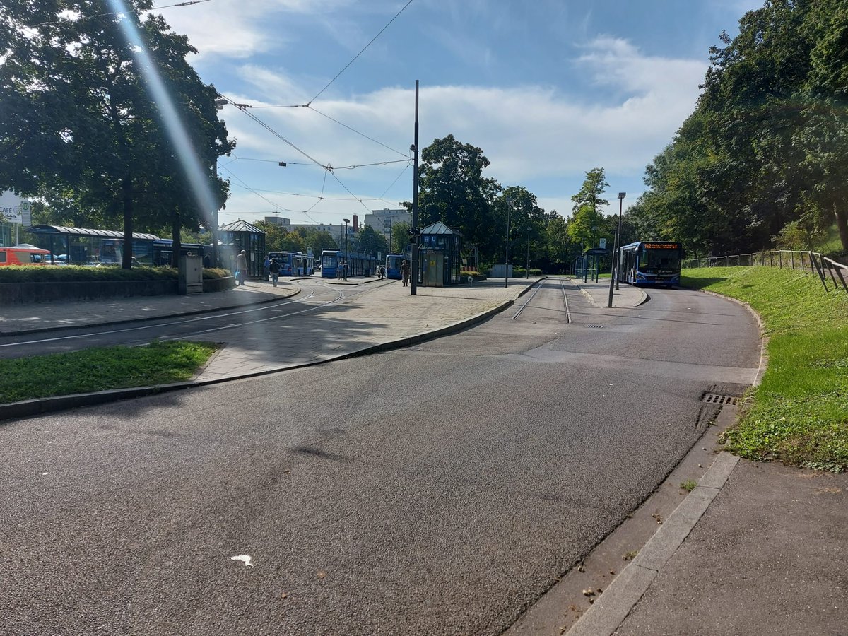 A més, totes les parades de bus amb enllaç a metro o tren estan estratègicament ubicades per garantir el transbord més ràpid possible, ja que són l'última baula de la cadena de transport. Moltes vegades ni has de creuar de vorera, i te les trobes a la mateixa sortida.