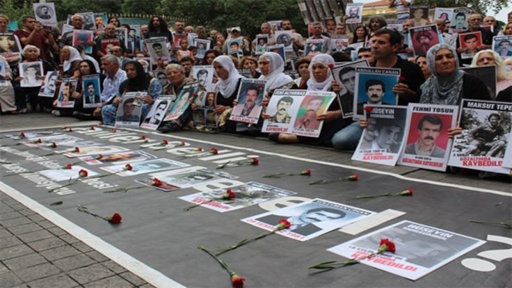 GazeteHouse's tweet photo. GH Haber | Cumartesi Anneleri’nden 12 Eylül Mesajı: Kaybedilenleri Unutmayacağız

📰Cumartesi Anneleri, 807. hafta açıklamalarında 12 Eylül askeri darbesinde işlenen insanlık suçlarını hatırlattı.

🔗https://t.co/6PZqTG4CZr https://t.co/SSzaryHJRq