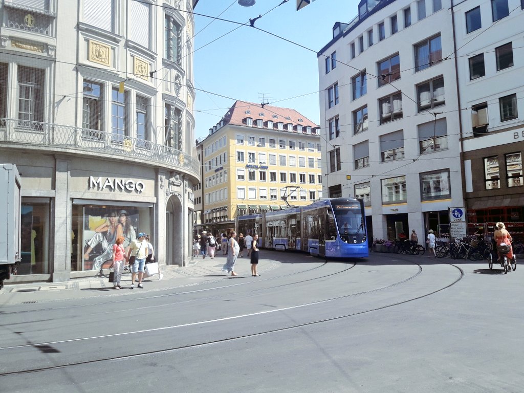 Similar és el cas del tramvia, amb una densa xarxa que vertebra zones no cobertes per altres serveis. De fet, hi ha diversos plans per ampliar encara més la xarxa en aquelles zones servides només per bus avui en dia però que es troben al límit de demanda.