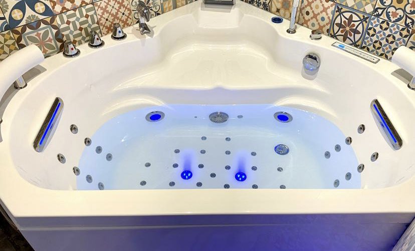 Alors celui là le jour où ils vont mettre des lumières d’ambiances pardon ça va donner trop fort mais bon hammam jacuzzy pour 199e/n  https://abnb.me/TpbqSlrDI9 