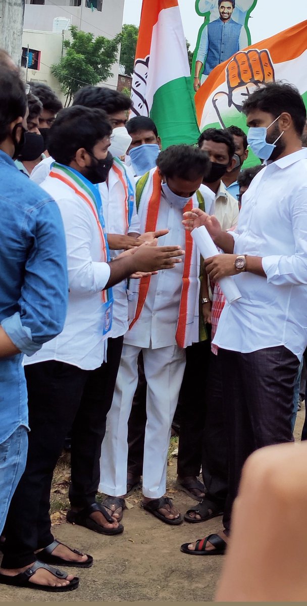 UmaKanth_NSUI's tweet photo. Today Gave Representation to MP @BharatYSRCP garu on students issues,conveyed every issue of students who are facing Hostel Issues, Transport facilities and many other issues, and asked to provide Hostel facility,transport facility to students who are going to write examinations. https://t.co/PhxHdUcVJV