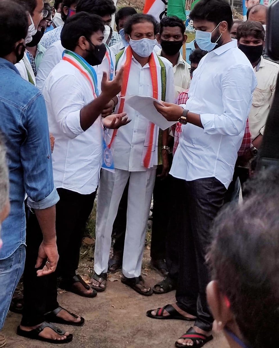 UmaKanth_NSUI's tweet photo. Today Gave Representation to MP @BharatYSRCP garu on students issues,conveyed every issue of students who are facing Hostel Issues, Transport facilities and many other issues, and asked to provide Hostel facility,transport facility to students who are going to write examinations. https://t.co/PhxHdUcVJV