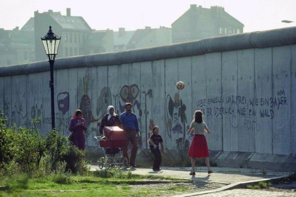 diaspora_turk's tweet photo. Kreuzberg, 1981...
Berlin Duvarı’nın kıyısında  göçmen bir aile geziniyor. Duvardaki yazı şöyle: “Yaşamak bir ağaç gibi tek ve hür ve bir orman gibi kardeşçesine...” 🌿 https://t.co/nWkOAJMoKV