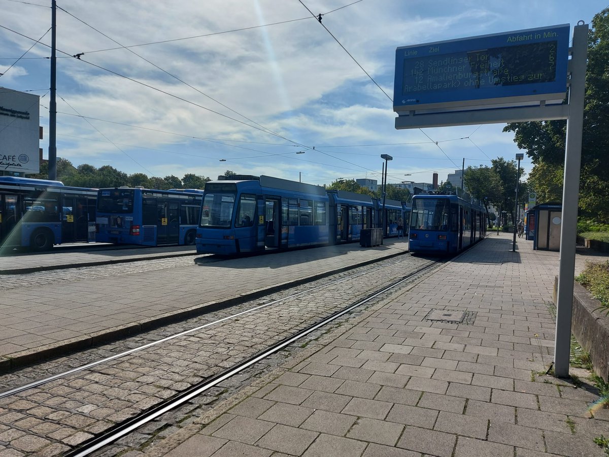 I és que cal recalcar que aquest fet és importantíssim en l'efecte de xarxa capil·lar: sempre, en totes les estacions, et trobaràs altres mitjans més locals que t'apropen fins a les zones d'influència d'aquella estació, però a les quals el tren no serveix directament.