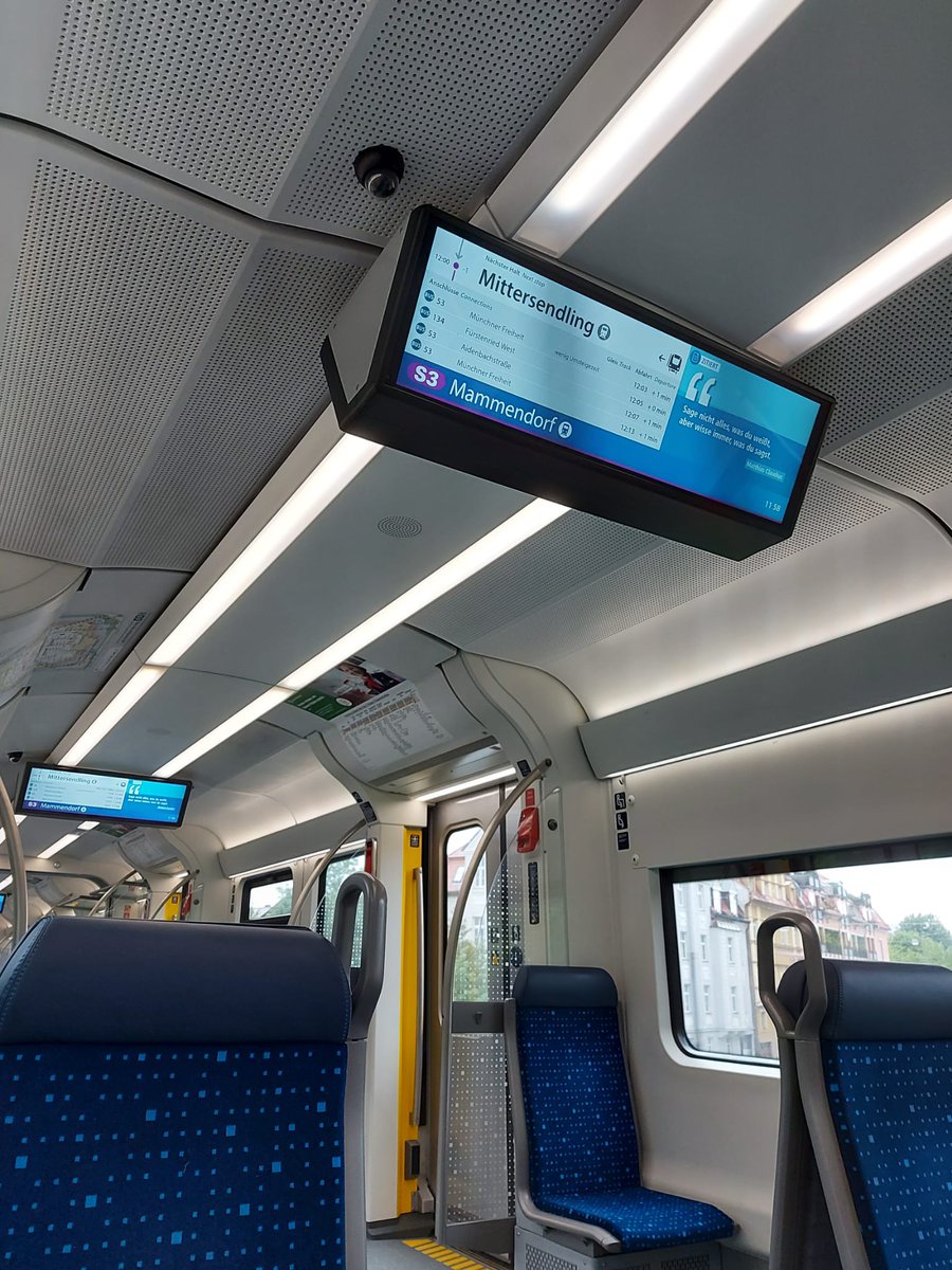 Per començar, informació dinàmica a les estacions i a tots els trens. Del més rellevant, aquestes pantalles al tren i metro que informen de les possibles connexions en temps real a cada estació, temps de transbord i si l'enllaç va amb retard o no.