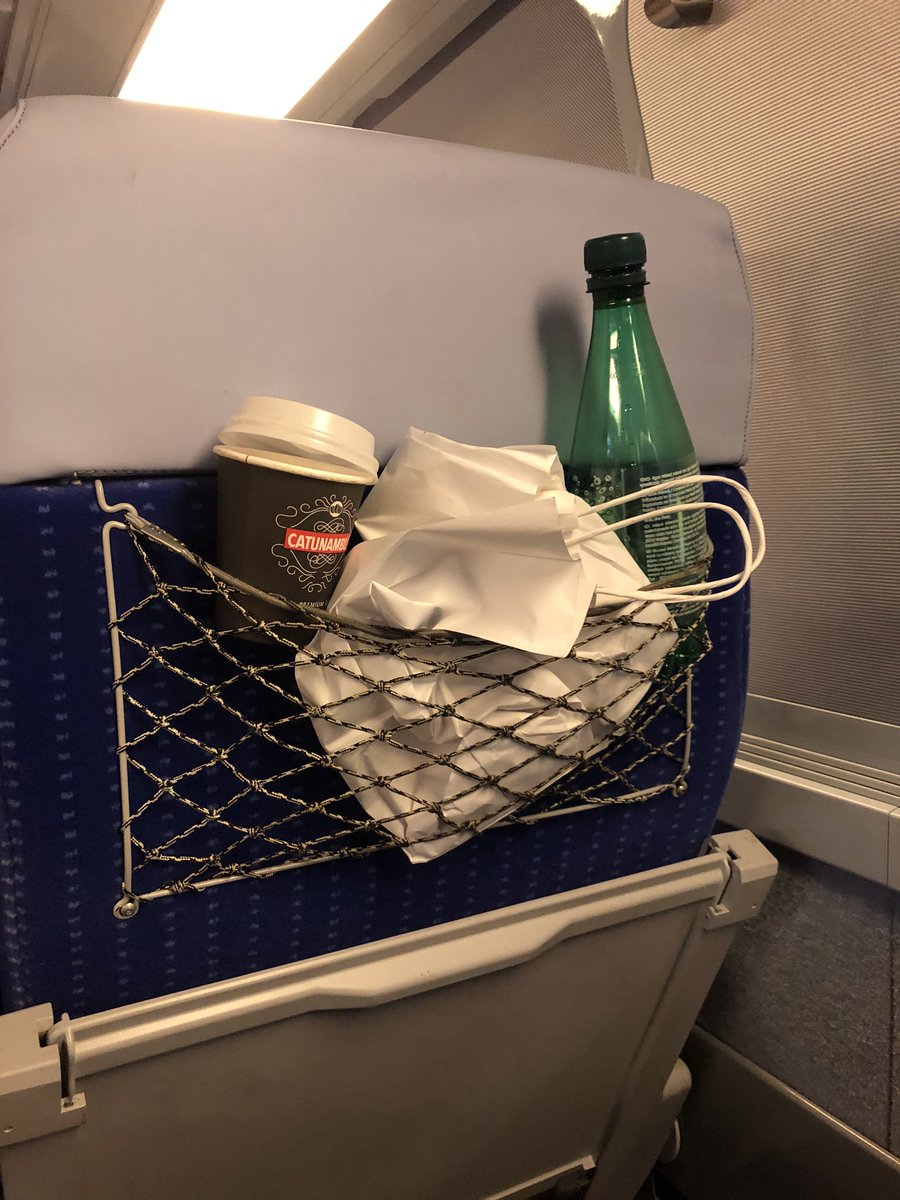 Au gros porc qui vient de descendre du train Paris Montpellier... ca se fait de laisser ça derrière?? @Renfe_SNCF