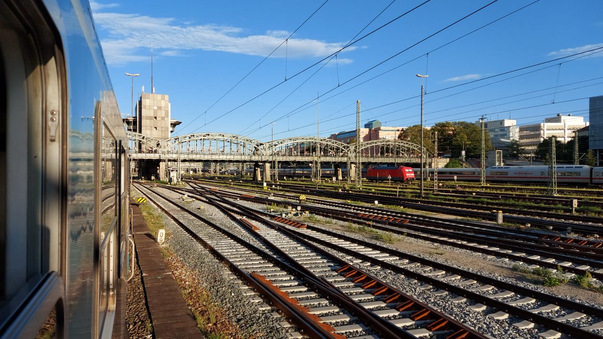 Un país on no només realment creuen en el seu transport públic i les seves inversions, sino que ho demostren totalment fins al mínim detall.Per cert, aquí teniu la gran barrera ferroviària de Munic, que divideix la ciutat entre dos i trenca barris :)