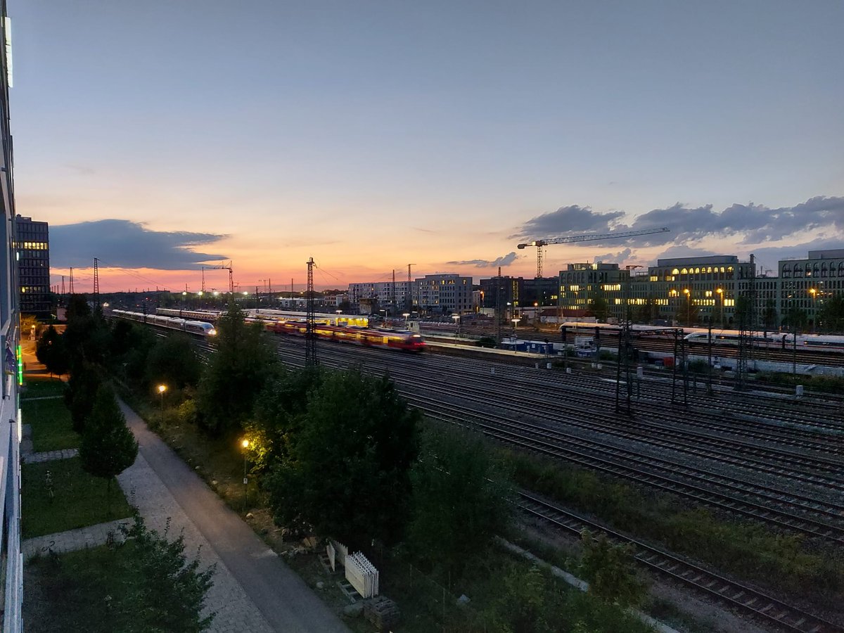 Un país on no només realment creuen en el seu transport públic i les seves inversions, sino que ho demostren totalment fins al mínim detall.Per cert, aquí teniu la gran barrera ferroviària de Munic, que divideix la ciutat entre dos i trenca barris :)