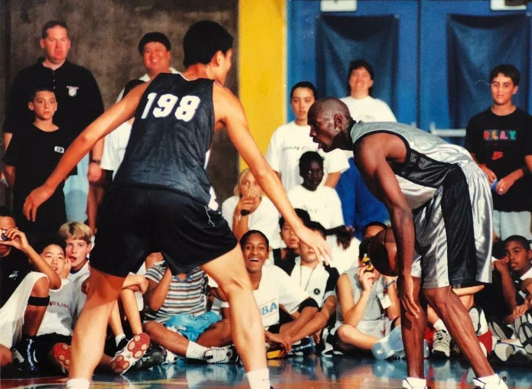 Hoops Nostalgia on Twitter: "Yao Ming guarding MJ at his annual Michael  Jordan's Flight School camp in Santa Barbara (1998) Happy 40th, Yao.  https://t.co/942o8g4tdJ" / Twitter