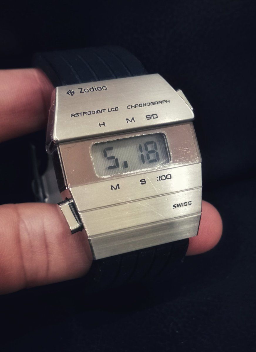 HorologyWatchi1's tweet photo. #Zodiac #Astrodigit で土曜日を過ごす。苦肉の策として22mmのシリコンバンドで代用しているが、オリジナルブレスを渇望している…😣

この状態でも充分に名作オーラを放ち、腕にズシッ巻き付いてくれるのはさすが！ https://t.co/QG0CULrVMJ