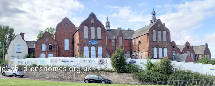 Workhouses's tweet photo. The decaying grandeur of the former #Gateshead Day Industrial School. https://t.co/vECDPmp2TK https://t.co/NccHuWf9fS