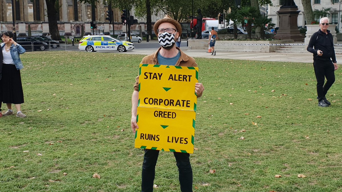Out in parliament square to protect art & culture jobs #savetatejobs #southbanksos https://t.co/qODAaL6DWg