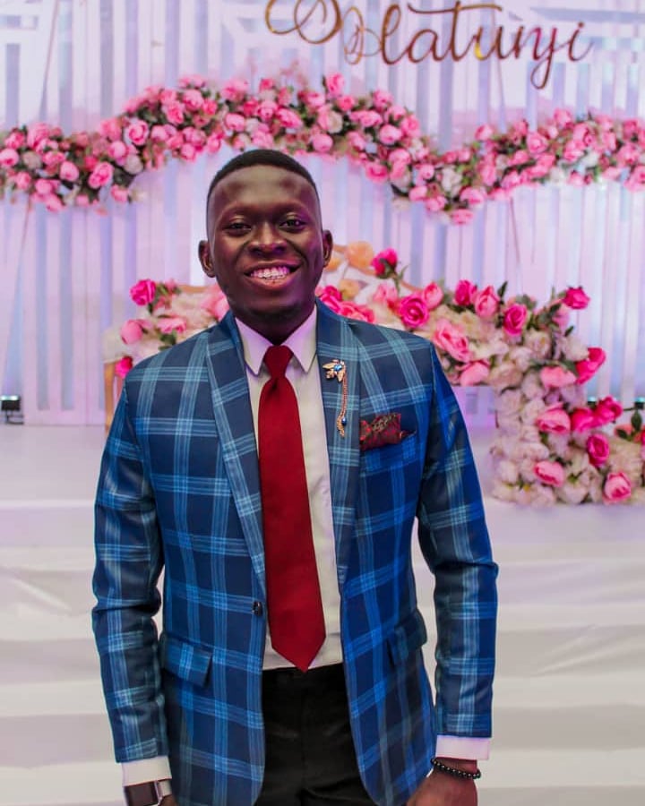 profdisucfr's tweet photo. My name is Prof Disu.
I am a Professional Master of Ceremonies; I am the #ValueGivingMC and I am a very Fine Boy
My presence at your event comes with an aura of value and excellence. These summarizes #theProfExperience
In this game, I know my onions thats why I eat my suya😂😂 https://t.co/v4IRrykbqp
