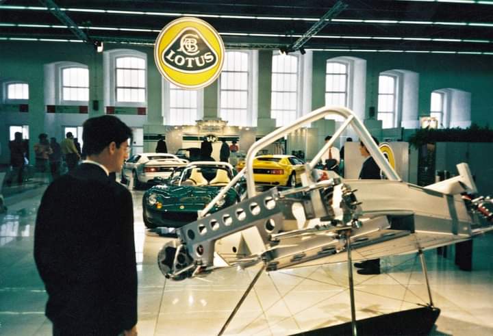 ClubLotusFrance's tweet image. Lotus Elise a été dévoilée il y a 25 ans aujourd'hui (12 septembre 1995). Elle est considérée comme une voiture unique dans une génération, tellement insufflée dans la culture de l'industrie qu'elle est devenue une légende. #Lotus #Elise #lightisright @ClubLotusFrance
